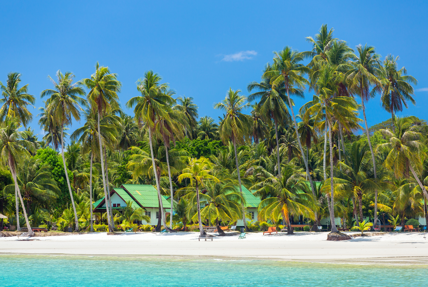 Spiaggia tropicale con palme da cocco a Koh Kood